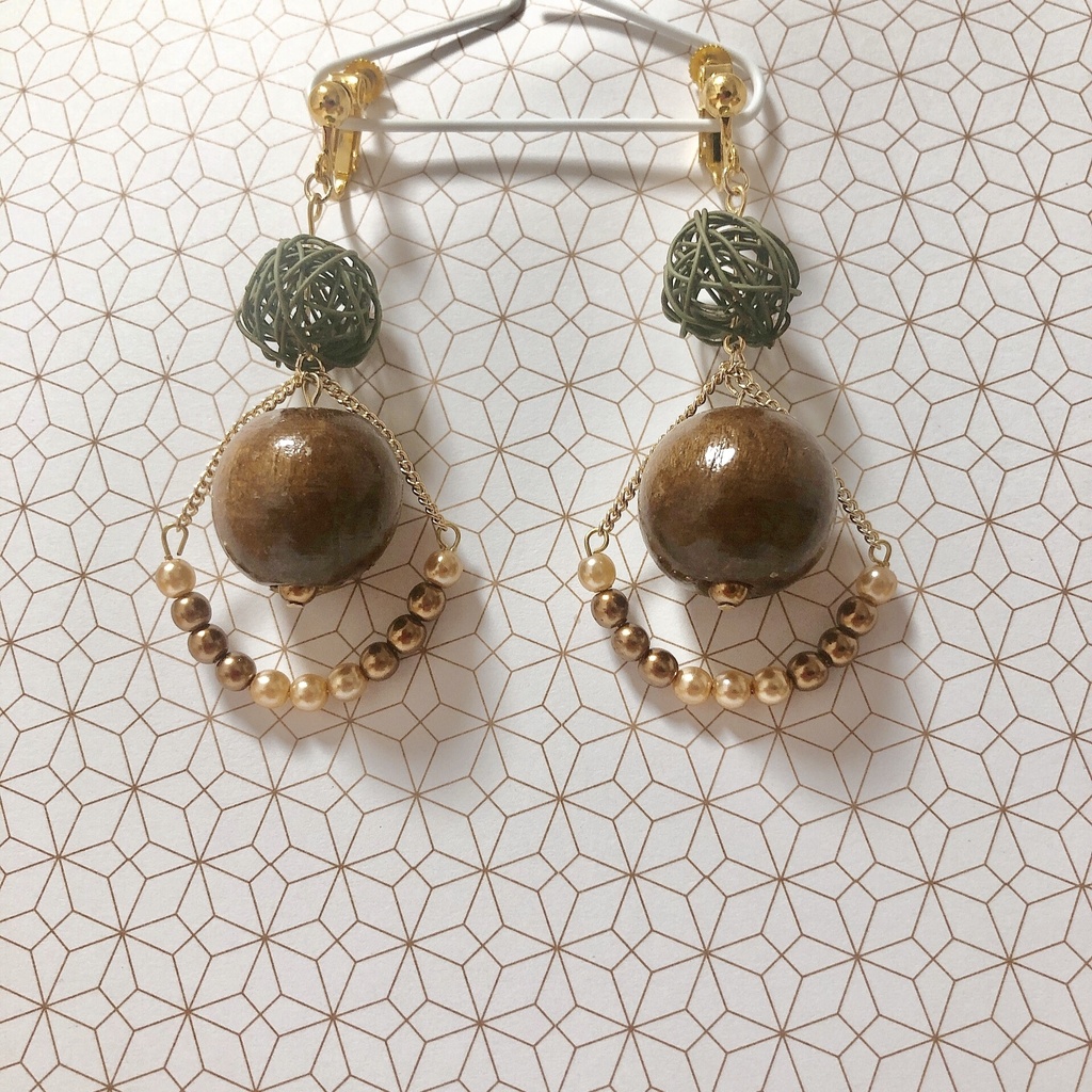 ハンドメイドイヤリング 秋 カーキボール  ウッドビーズ 