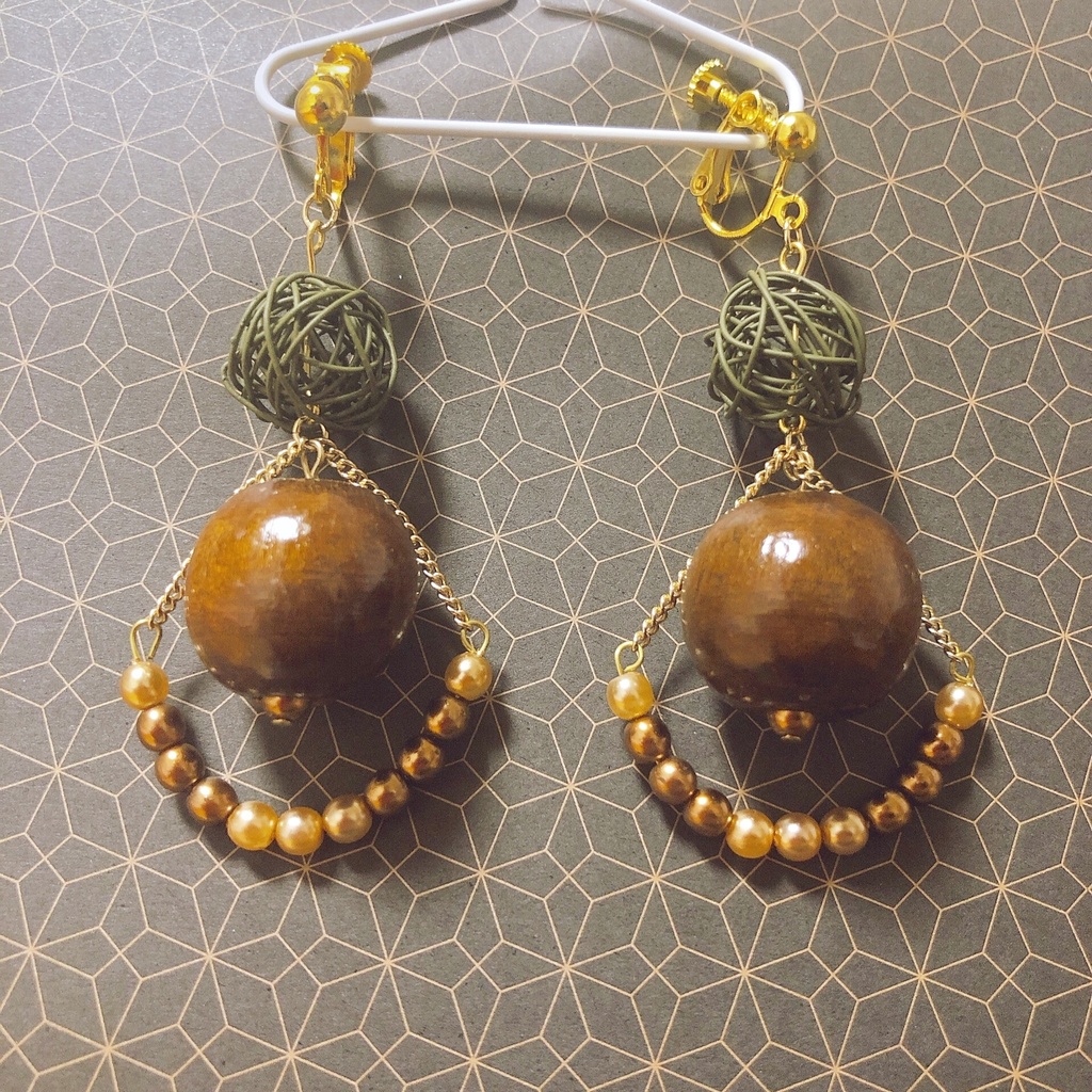 ハンドメイドイヤリング 秋 カーキボール ウッドビーズ
