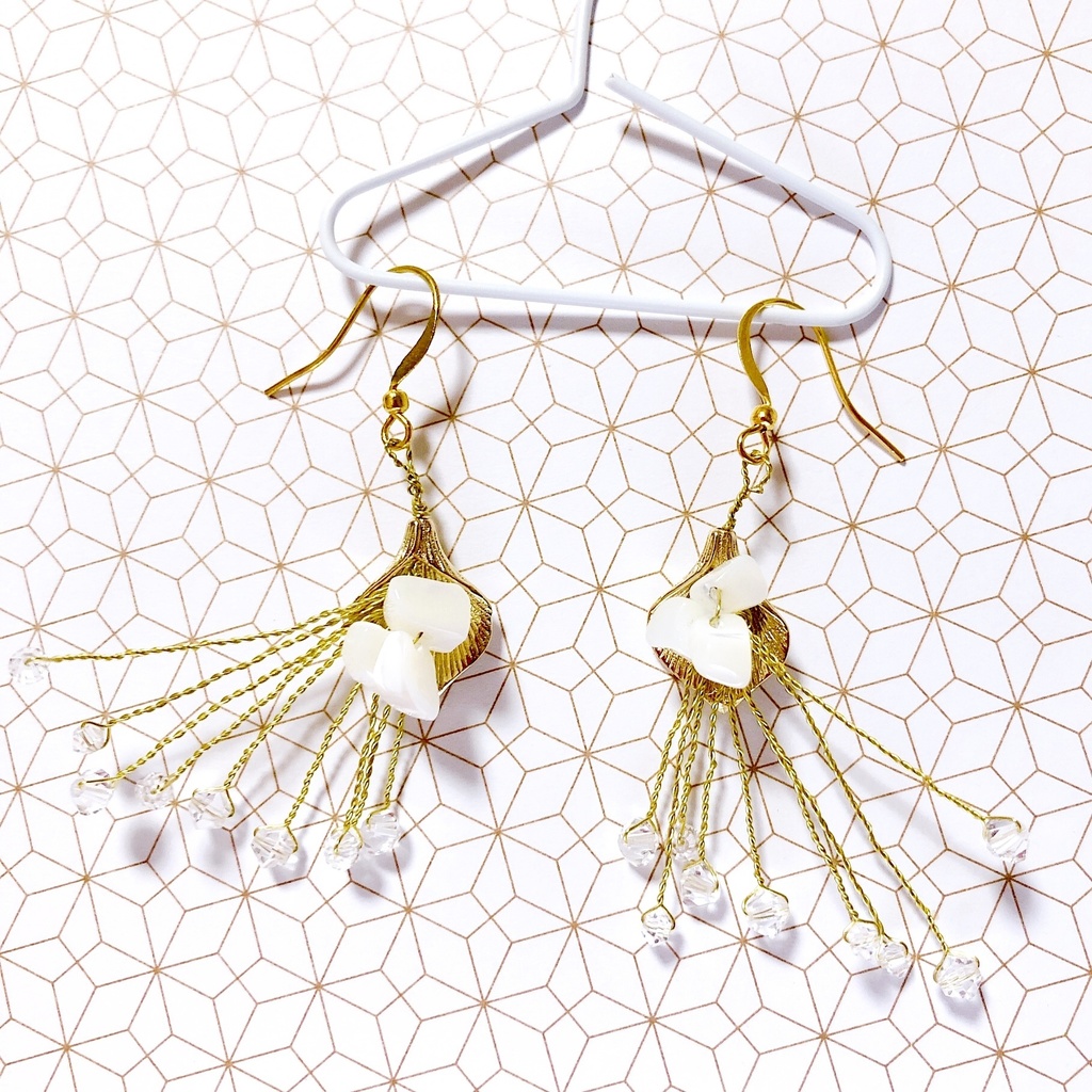 ハンドメイドピアス 若葉と小枝ブーケ クリア