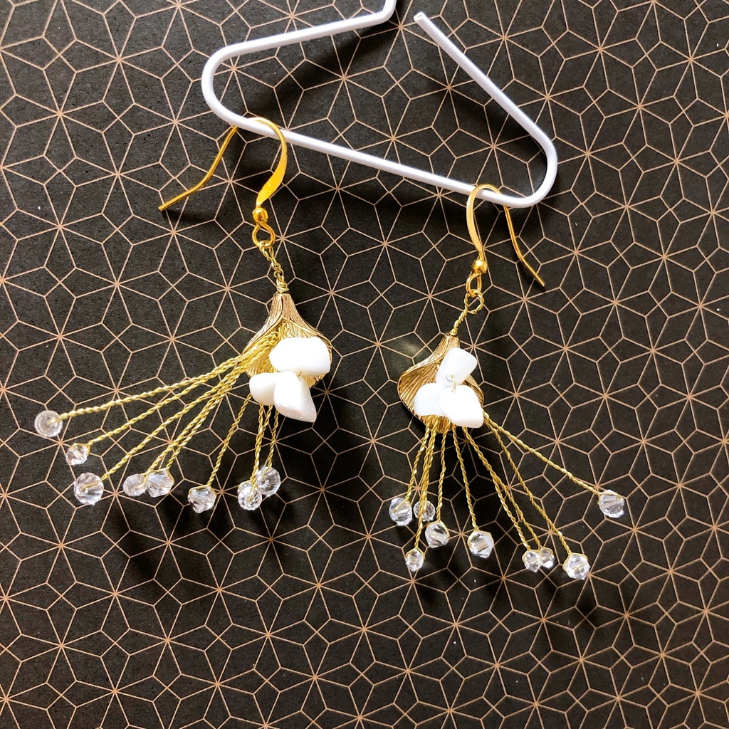 ハンドメイドピアス 若葉と小枝ブーケ クリア