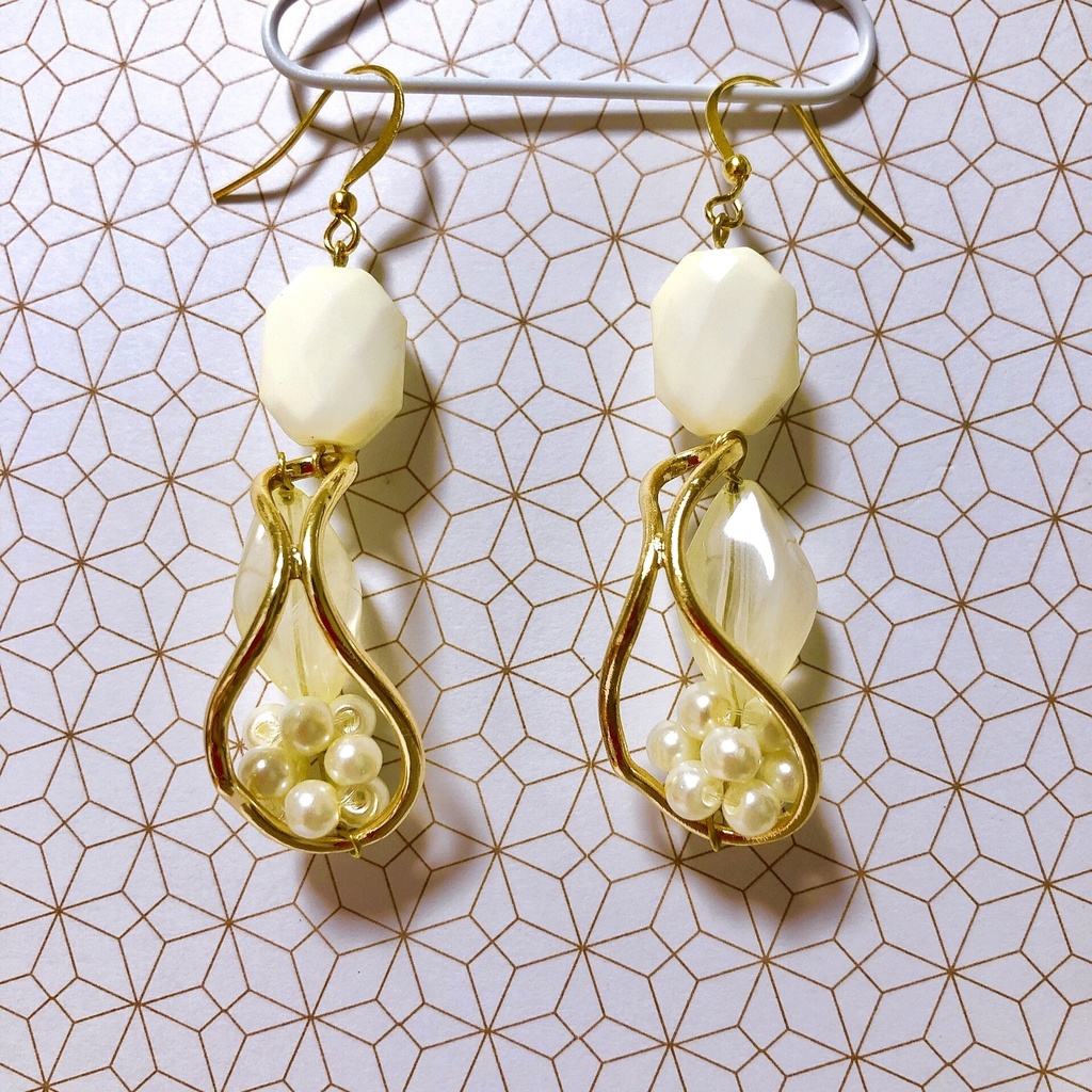 ハンドメイドピアス パールボールとアクリル