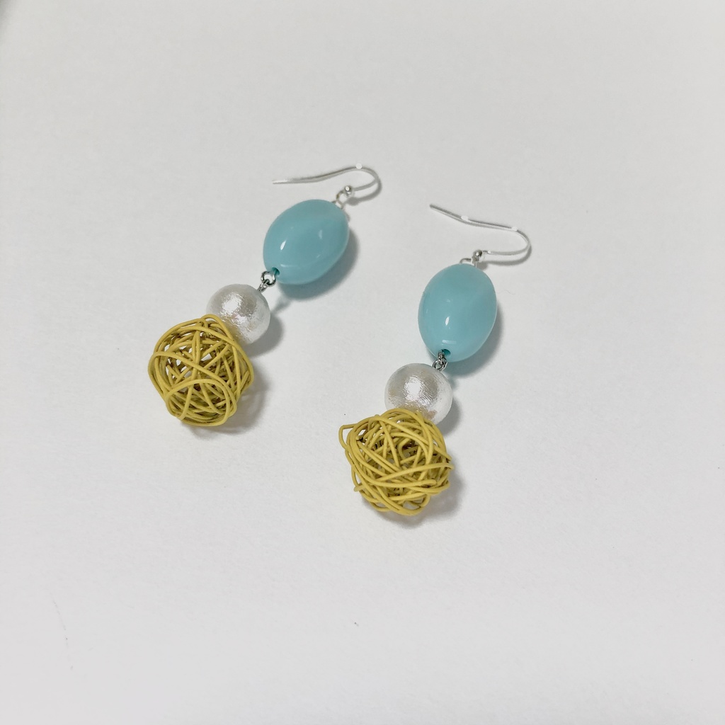 ハンドメイドピアス ライトブルー うねり イエローワイヤーボール