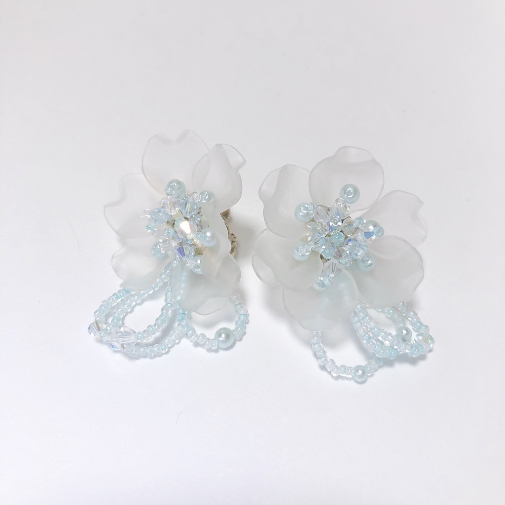ハンドメイドイヤリング ホワイト フラワー
