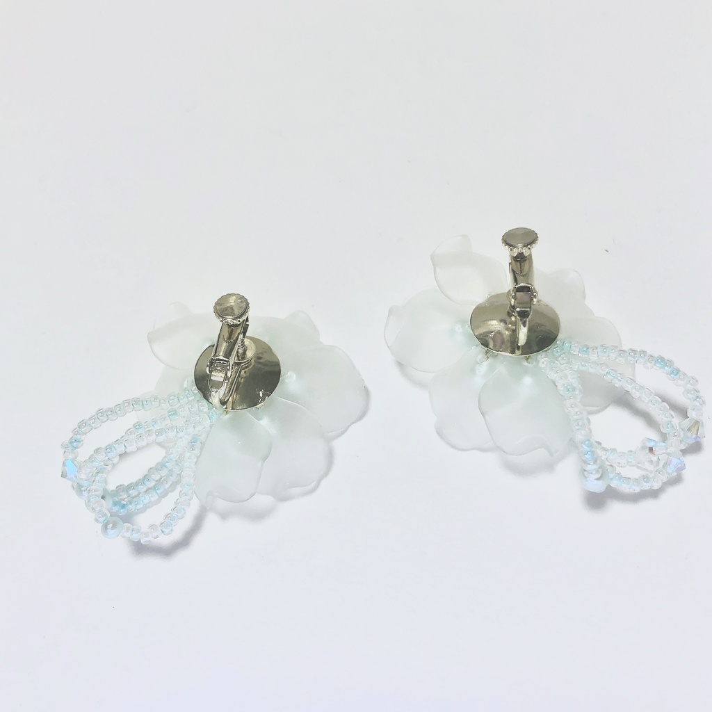 ハンドメイドイヤリング ホワイト フラワー