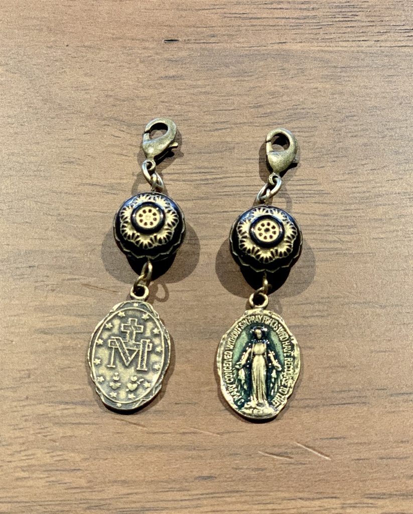 【猫又屋　アンティークメダイのチャーム】