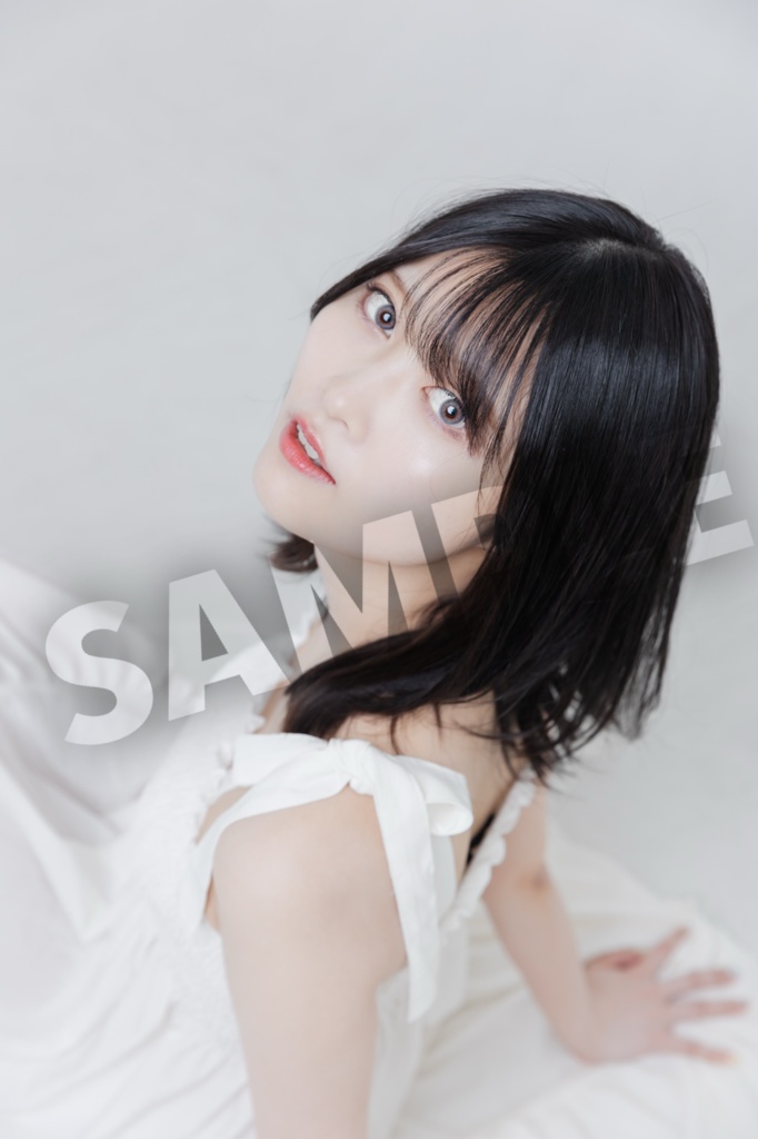 るな氏フォトブック『真夏のワンピース』