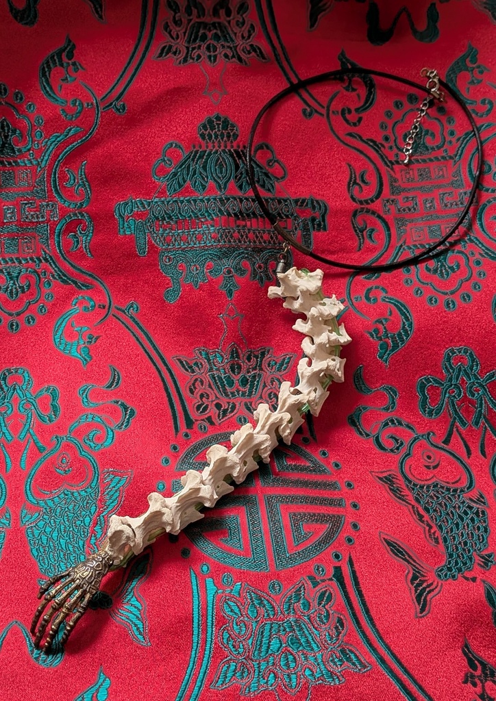 背骨チョーカー