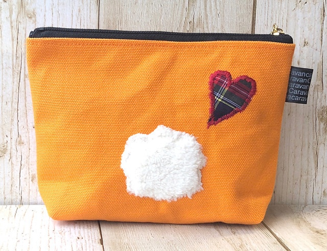 【BIG SALE!!】おすまし顔したチェック目の白いトイプードルポーチ