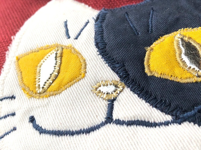 【BIG SALE!!】キラリと輝く金色の瞳と鼻の二毛猫ポーチ