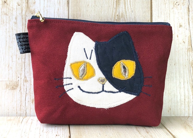 【BIG SALE!!】キラリと輝く金色の瞳と鼻の二毛猫ポーチ