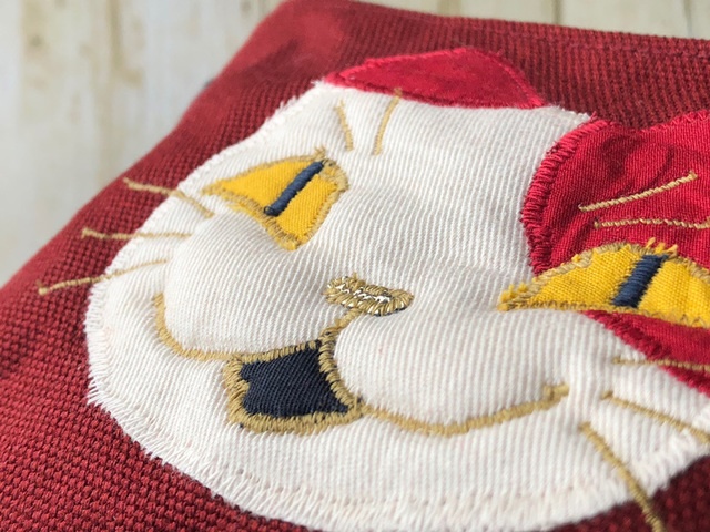 【BIG SALE!!】赤と白の二毛猫ポーチ