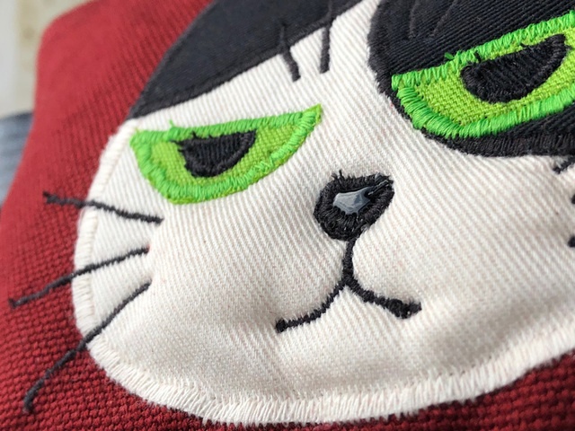 【BIG SALE!!】緑の目をした二毛猫ポーチ