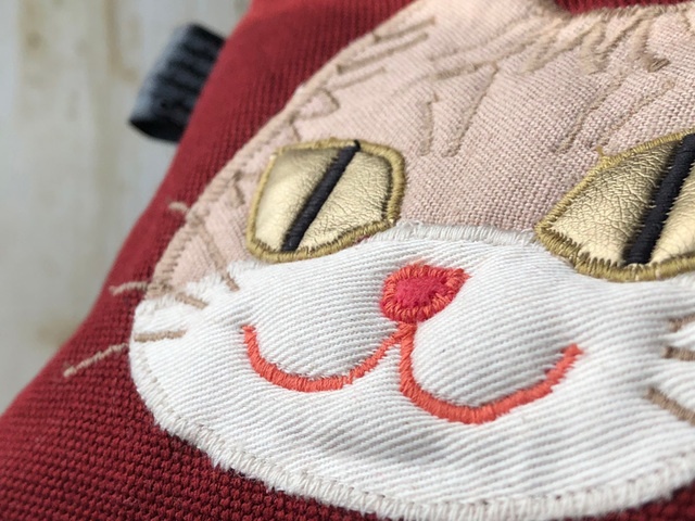 【BIG SALE!!】ミルクティー色したトラ猫ポーチ