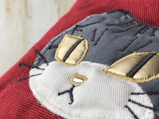 【BIG SALE!!】金色の目をしたグレーのトラ猫ポーチ