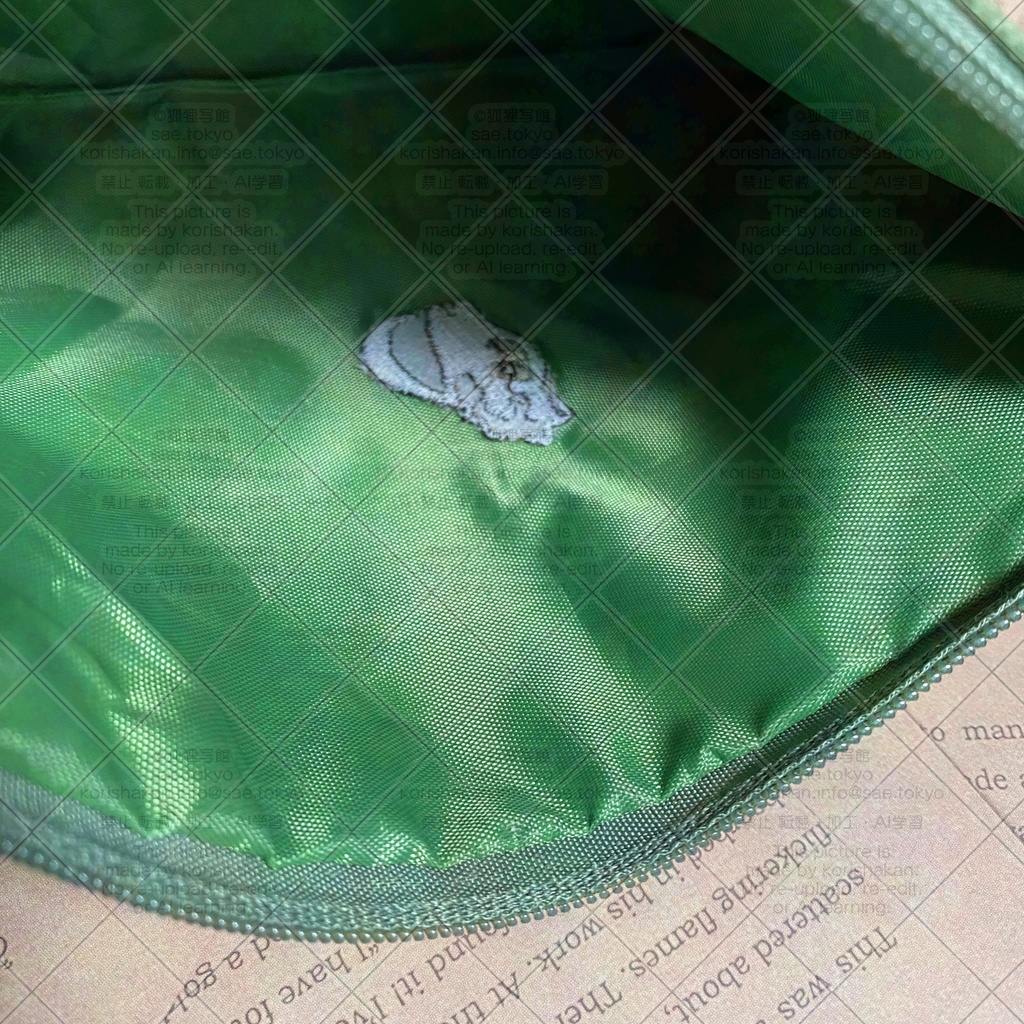 タヌキの刺繍ポーチ