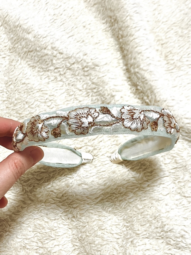 インド刺繍リボン カチューシャ(くすみスカイブルー)