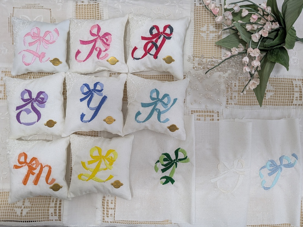 リボンイニシャル刺繍クッション
