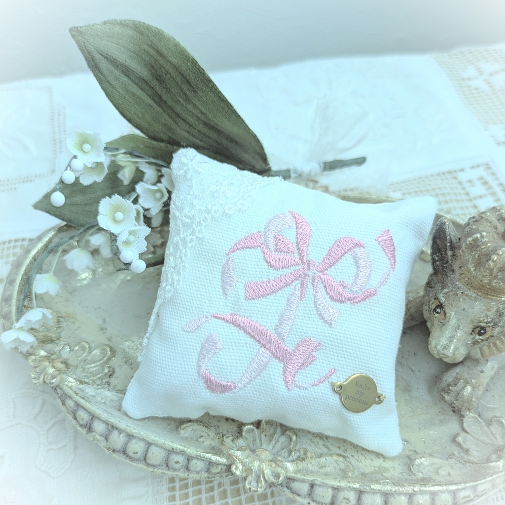 リボンイニシャル刺繍クッション