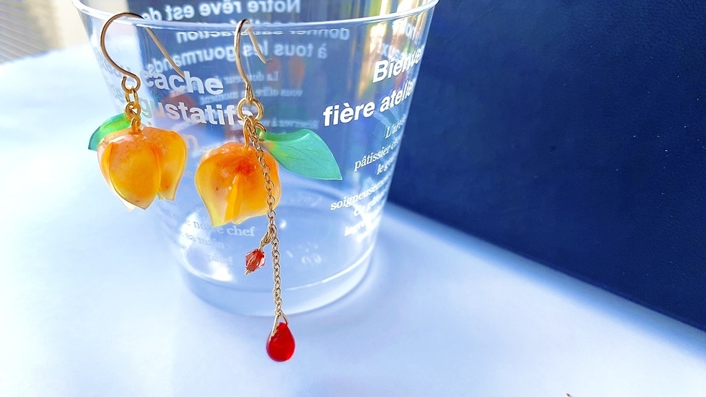 赤と青の色違い鬼灯のピアス