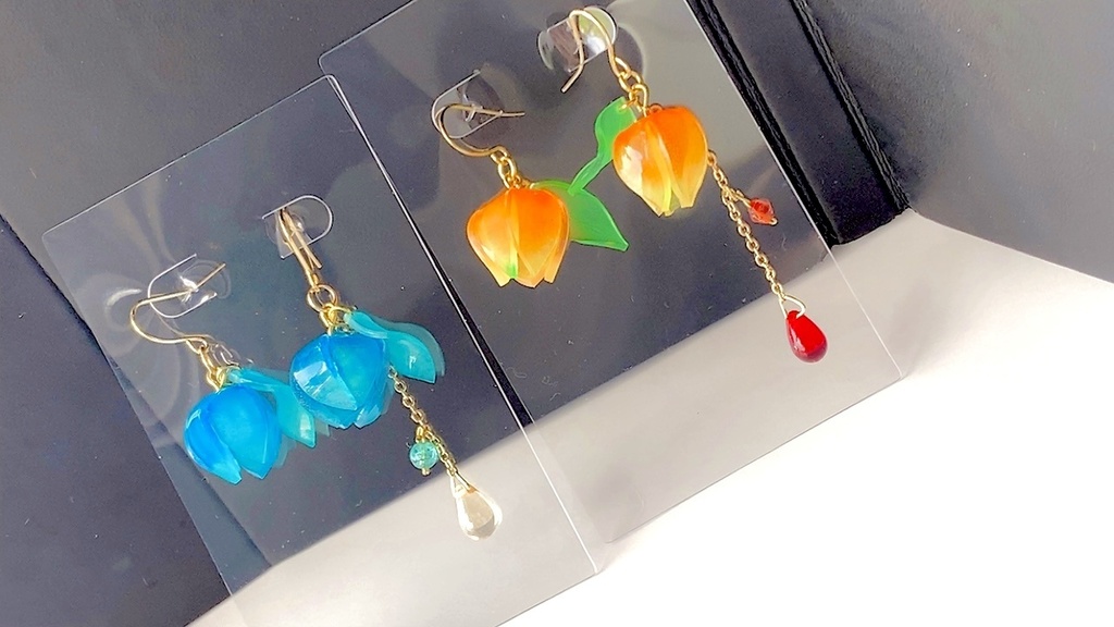 赤と青の色違い鬼灯のピアス