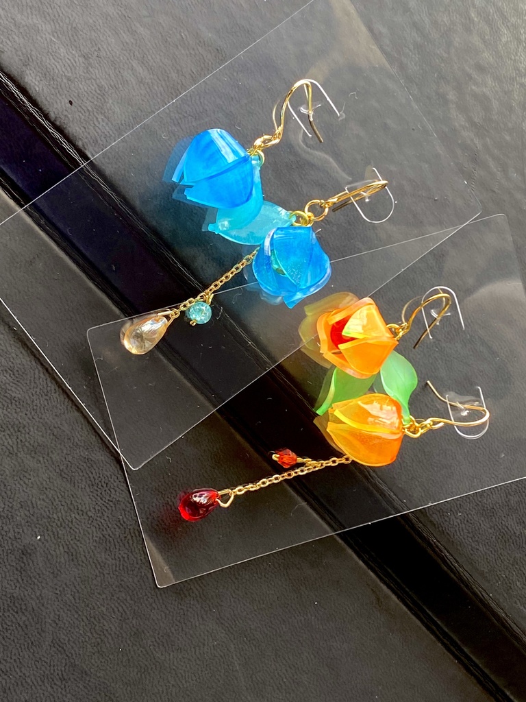 赤と青の色違い鬼灯のピアス