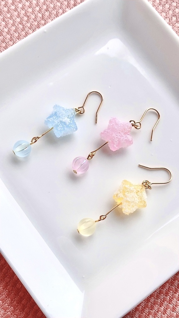 パステルカラーのゆめかわいい グミキャンディー風ピアス
