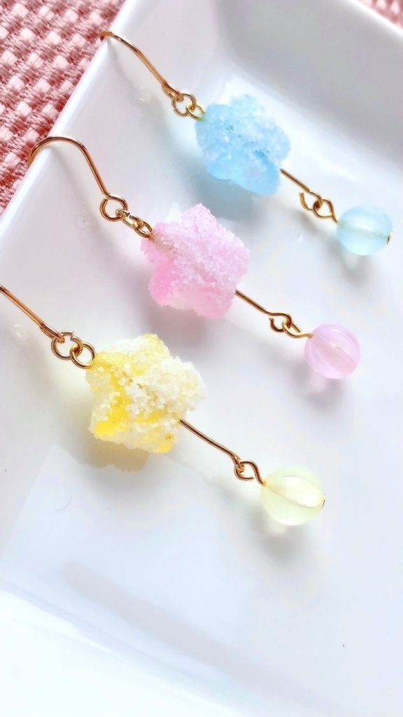 パステルカラーのゆめかわいい グミキャンディー風ピアス