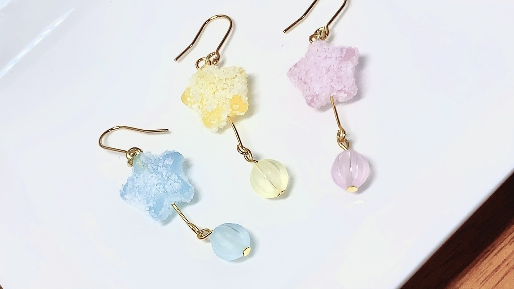 パステルカラーのゆめかわいい グミキャンディー風ピアス