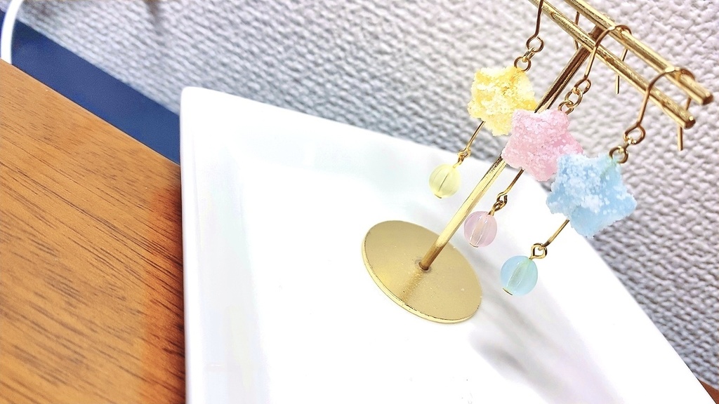 パステルカラーのゆめかわいい グミキャンディー風ピアス