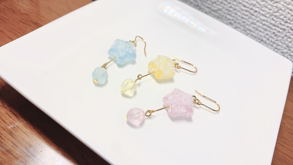 パステルカラーのゆめかわいい グミキャンディー風ピアス