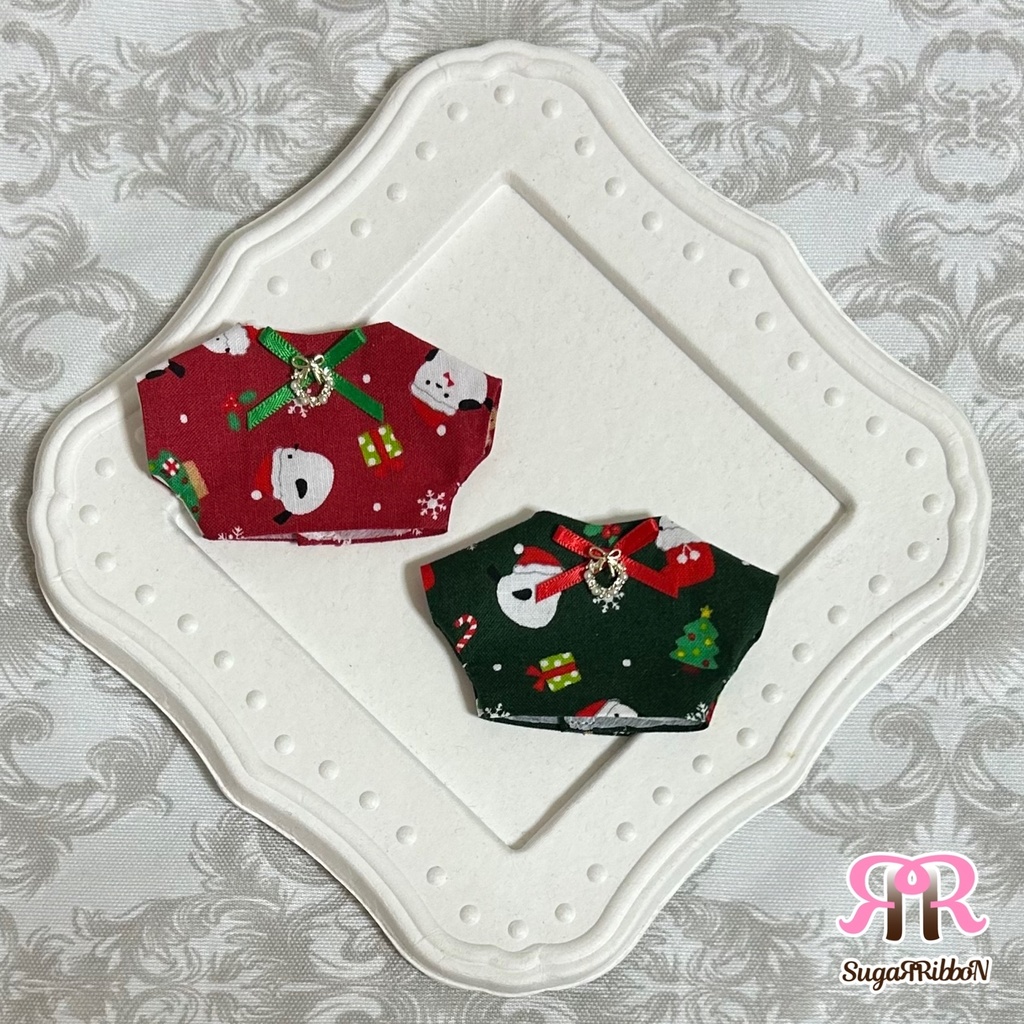 シマエナガとクリスマス柄のシャツ