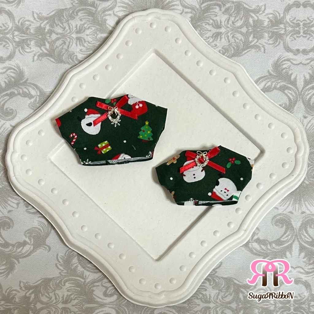 シマエナガとクリスマス柄のシャツ