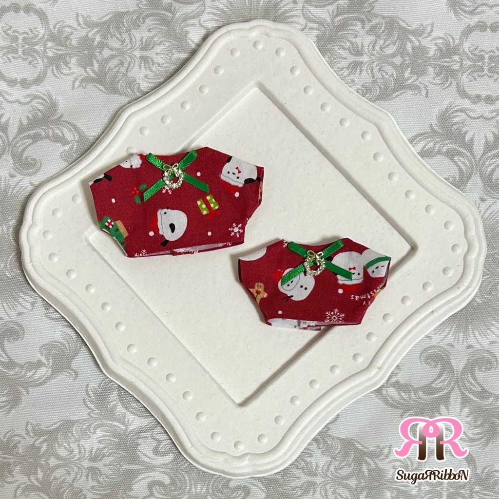 シマエナガとクリスマス柄のシャツ