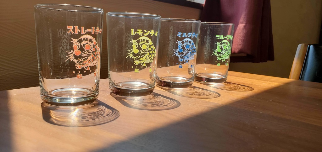 こむぎさんのレトログラス《青・ミルクティ》