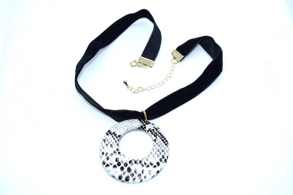 ベロアチョーカー【白ヘビ】