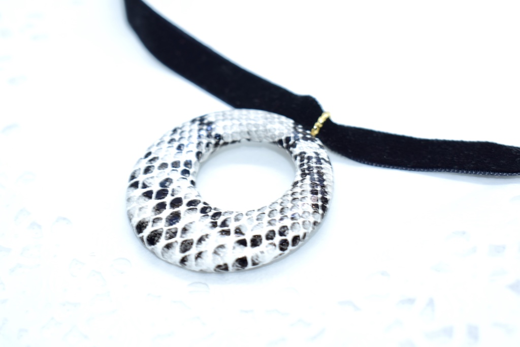 ベロアチョーカー【白ヘビ】