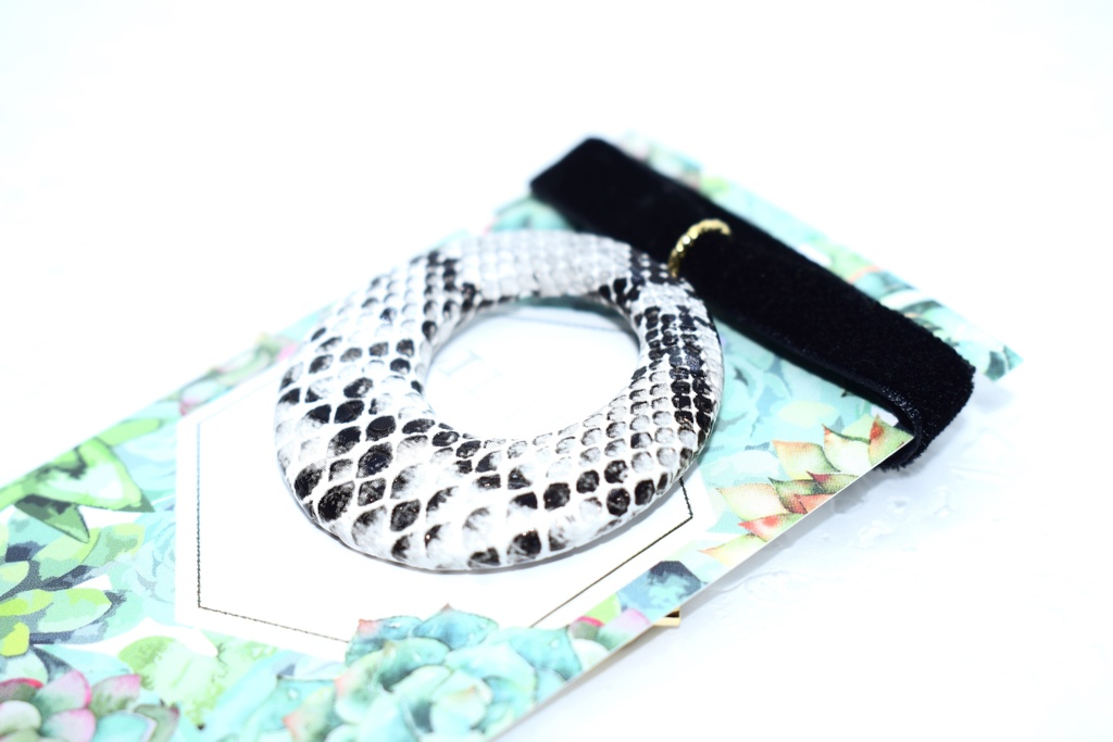 ベロアチョーカー【白ヘビ】