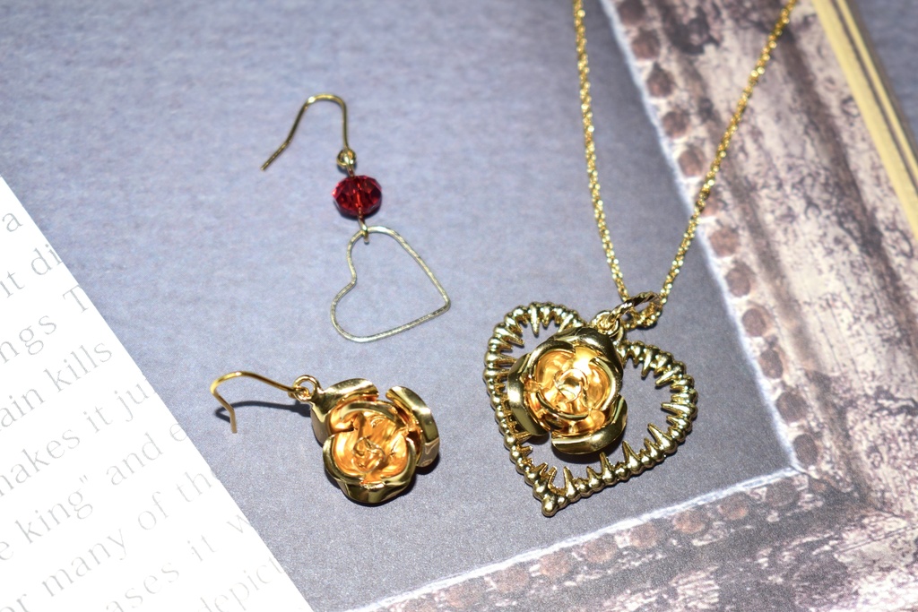 ฅ❤️ レジン アリス 白うさぎ ハートの女王 リボン ピアス