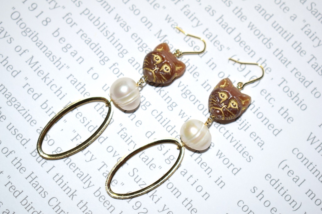 ネコと真珠のアンティークピアスB