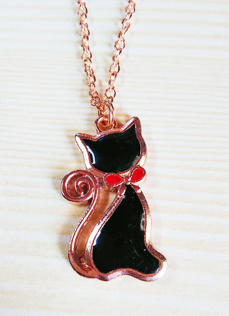 ハンドメイド レジンアクセサリー 黒猫のネックレス（ピンクゴールド）