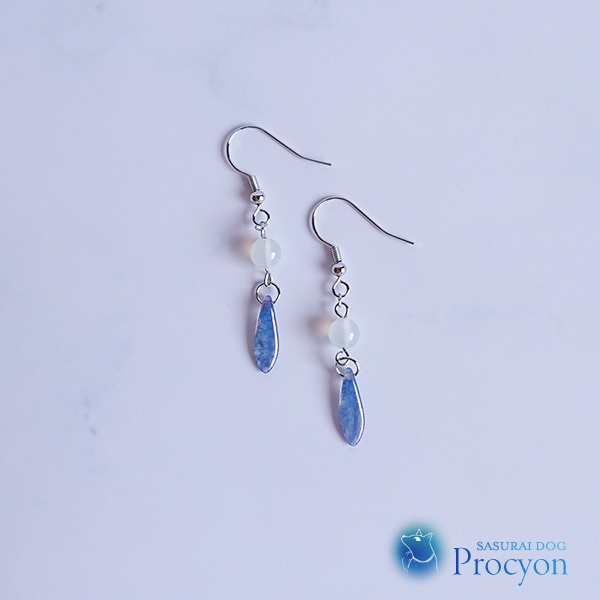 ホワイトカルセドニーのピアス