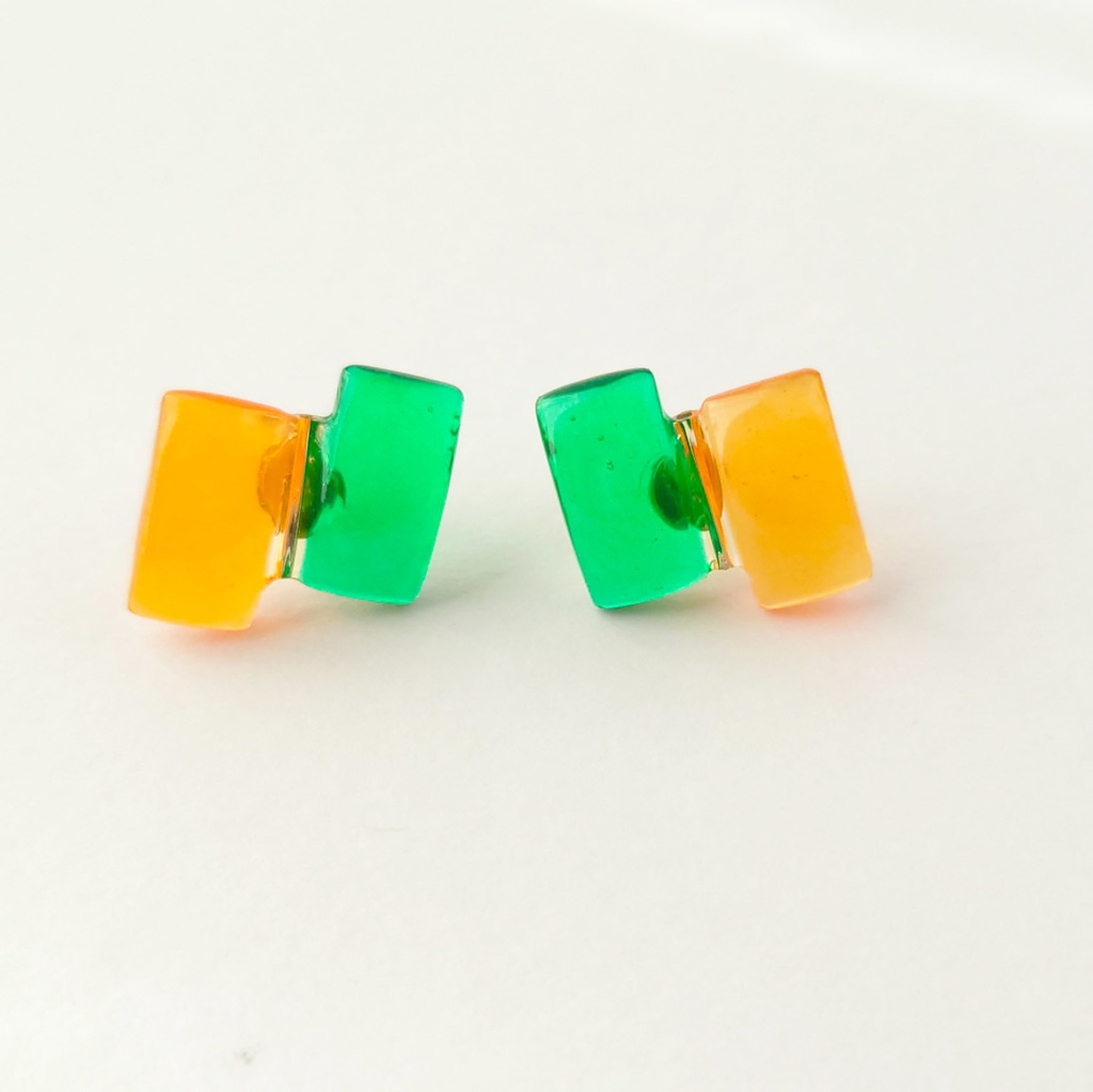 オレンジとグリーンのつやつや推し色ピアス、イヤリング