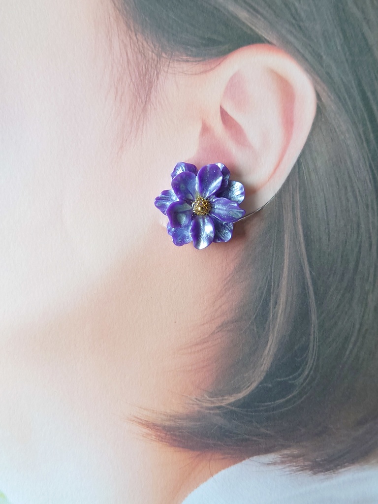 紫の花とコットンパール＆レジンの揺れるピアス・イヤリング AM10:06 BOOTH
