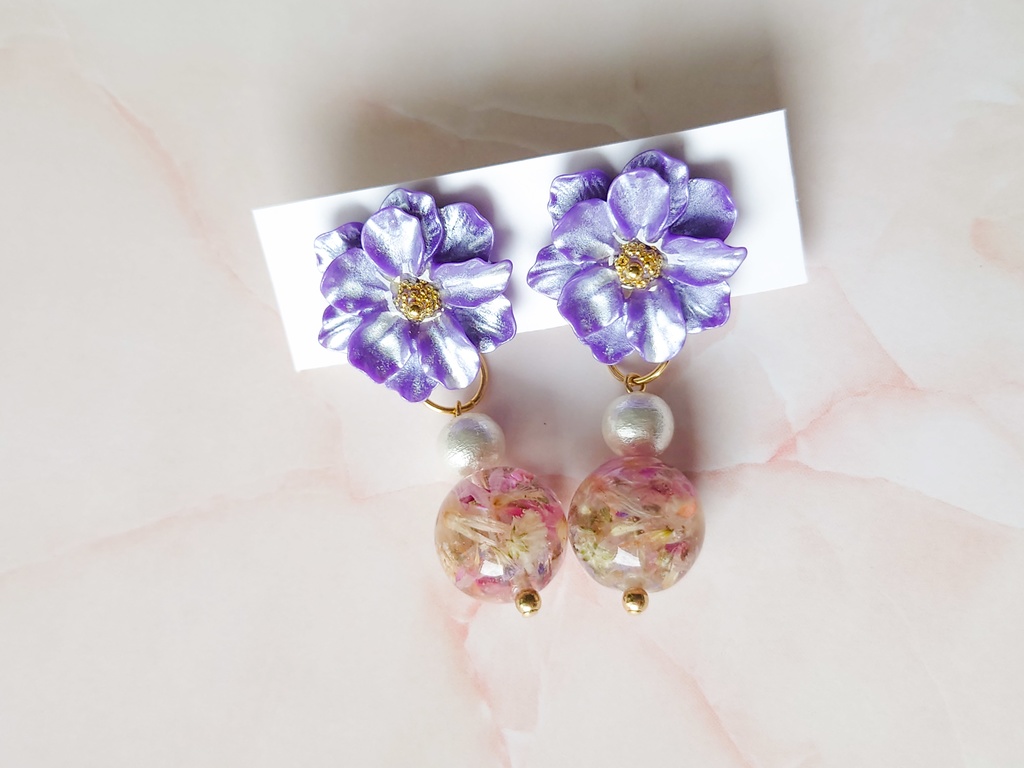 紫の花とコットンパール&レジンの揺れるピアス・イヤリング
