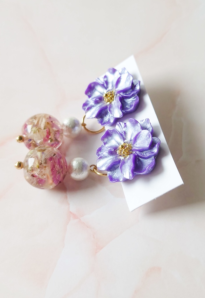 紫の花とコットンパール&レジンの揺れるピアス・イヤリング