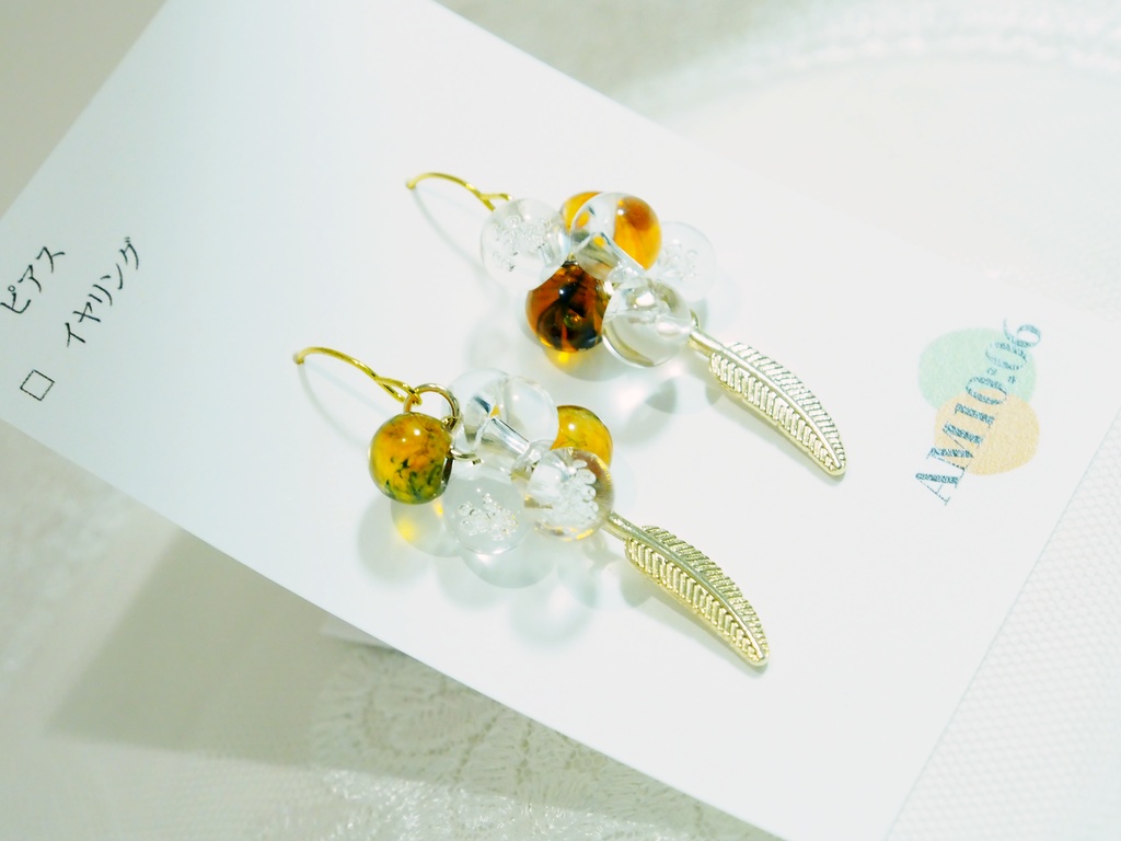 オレンジの羽ピアス・イヤリング