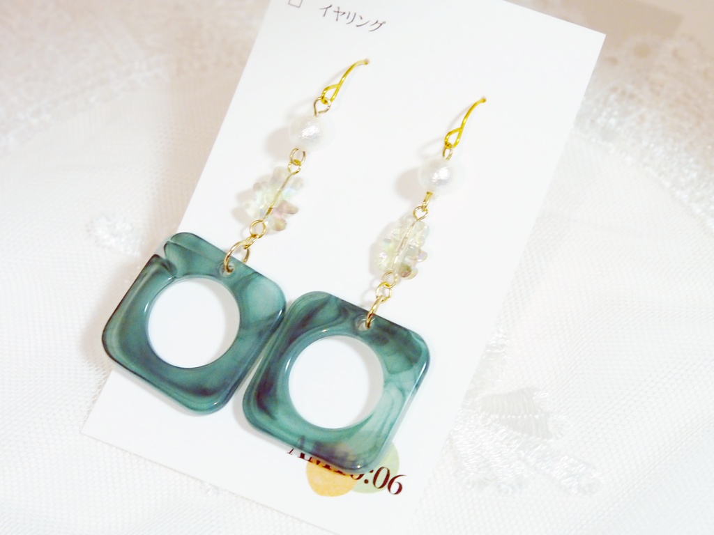 くまさんと緑のパーツのピアス・イヤリング