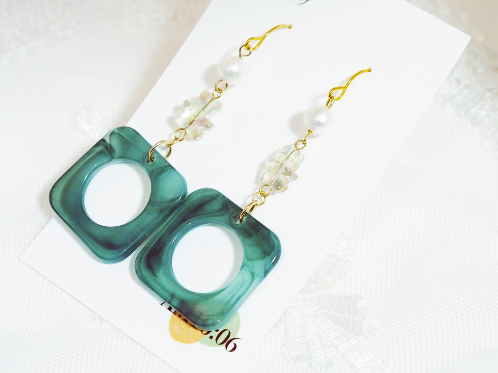 くまさんと緑のパーツのピアス・イヤリング