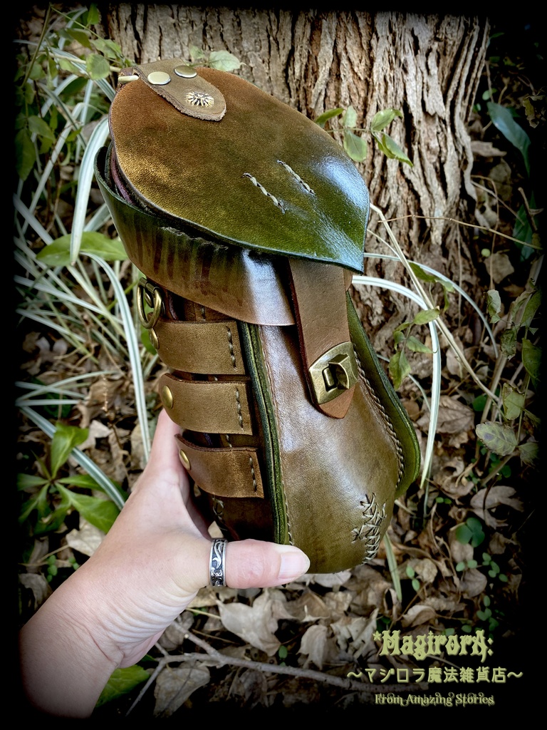 ウツボカズラのショルダーバック(茶色×深緑)縁取り(深緑)