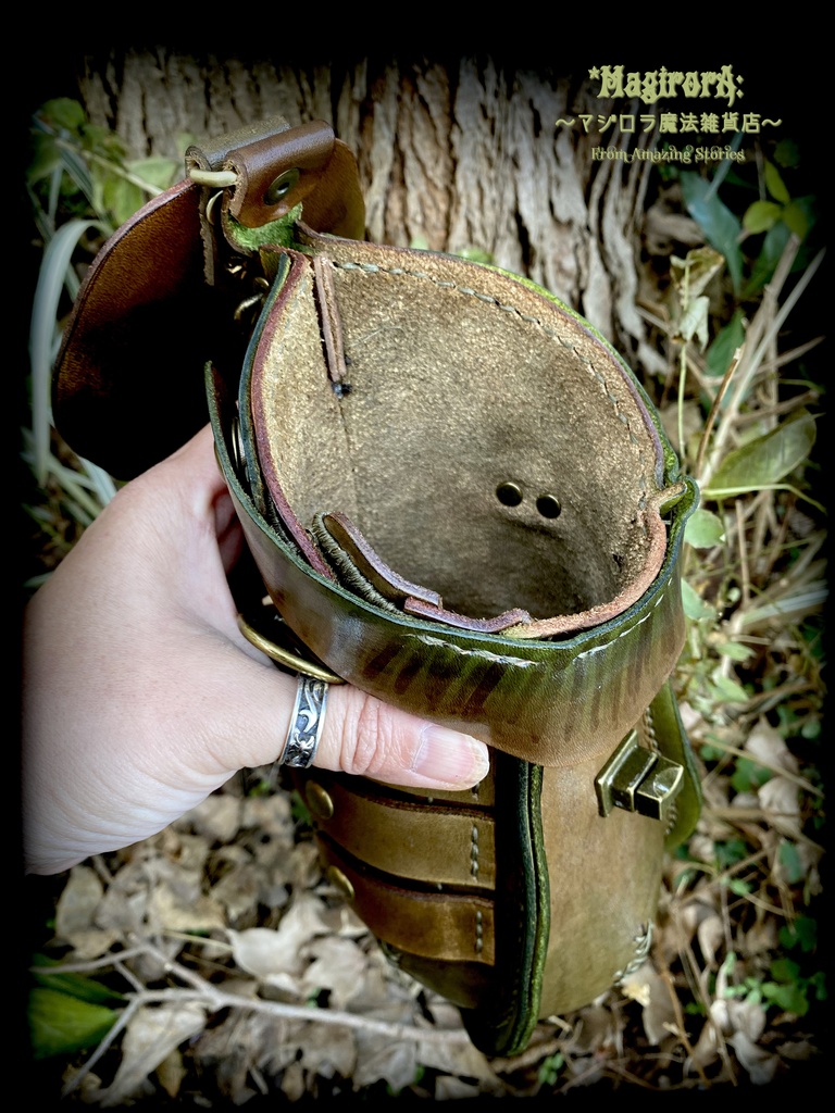 ウツボカズラのショルダーバック(茶色×深緑)縁取り(深緑)